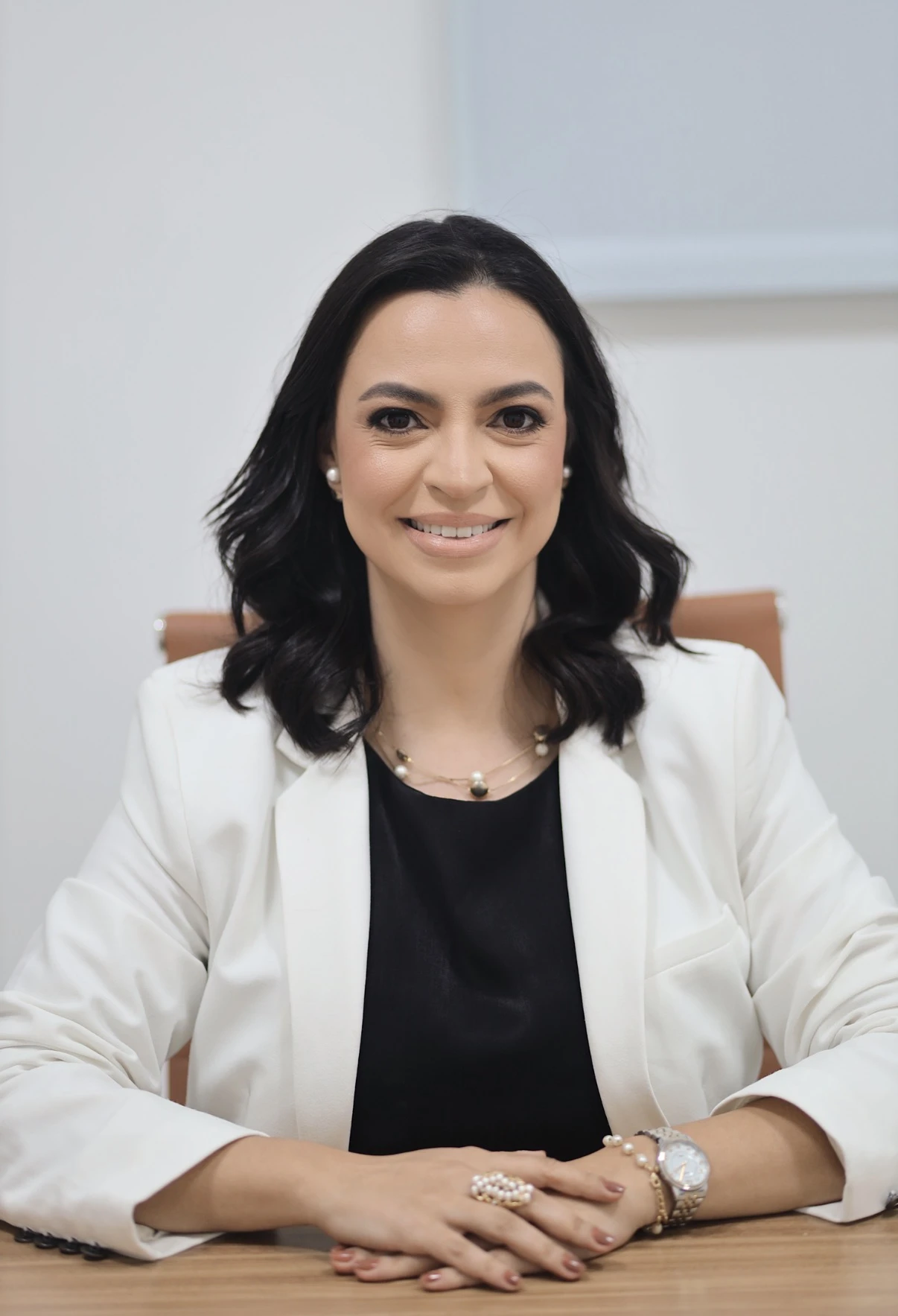 Dra. Ana Cláudia Carvalho sorrindo em seu consultório
